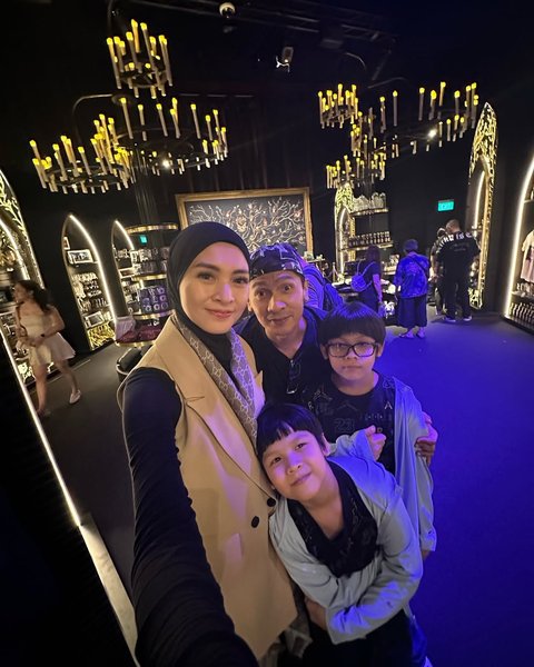 Adi Nugroho dan Donita Bagikan Potret Kedua Anaknya Tetap Mengerjakan Tugas meski Tengah Liburan