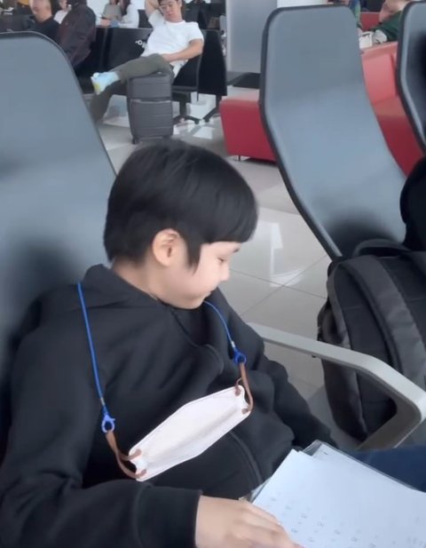 Adi Nugroho dan Donita Bagikan Potret Kedua Anaknya Tetap Mengerjakan Tugas meski Tengah Liburan