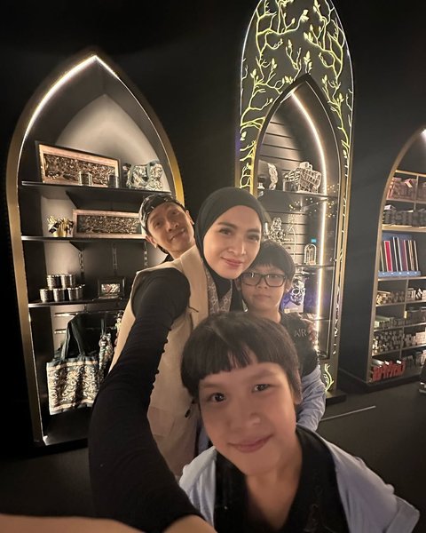 Adi Nugroho dan Donita Bagikan Potret Kedua Anaknya Tetap Mengerjakan Tugas meski Tengah Liburan