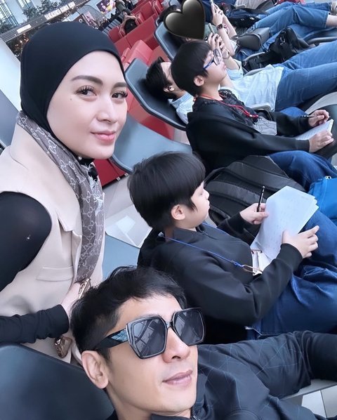 Adi Nugroho dan Donita Bagikan Potret Kedua Anaknya Tetap Mengerjakan Tugas meski Tengah Liburan