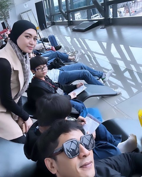 Adi Nugroho dan Donita Bagikan Potret Kedua Anaknya Tetap Mengerjakan Tugas meski Tengah Liburan