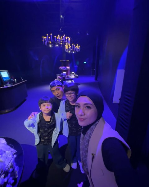 Adi Nugroho dan Donita Bagikan Potret Kedua Anaknya Tetap Mengerjakan Tugas meski Tengah Liburan