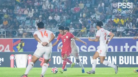 Pelatih Timnas Indonesia, Shin Tae-yong (kiri) dan pemain Skuad Garuda, Marselino Ferdinan, saat sesi konferensi pers di Stadion Manahan Solo, Rabu (11/12/2024). Timnas Indonesia akan berjiba