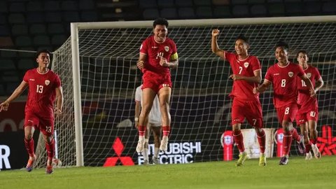 Pelatih Timnas Indonesia, Shin Tae-yong (kiri) dan pemain Skuad Garuda, Marselino Ferdinan, saat sesi konferensi pers di Stadion Manahan Solo, Rabu (11/12/2024). Timnas Indonesia akan berjiba