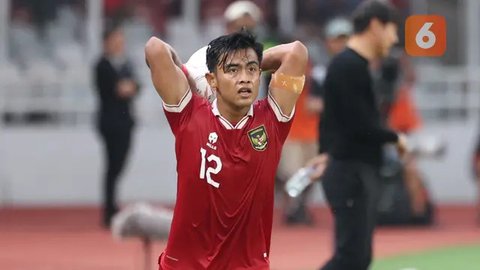 Pemain Timnas Indonesia, Pratama Arhan (tengah), melakukan lemparan bola kedalam saat pertandingan FIFA Matchday 2023 melawan Timnas Argentina di Stadion Utama Gelora Bung Karno,