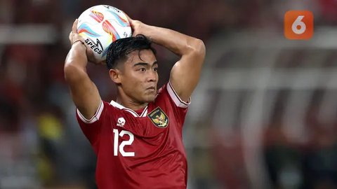 Pemain Timnas Indonesia, Pratama Arhan (tengah), melakukan lemparan bola kedalam saat pertandingan FIFA Matchday 2023 melawan Timnas Argentina di Stadion Utama Gelora Bung Karno,