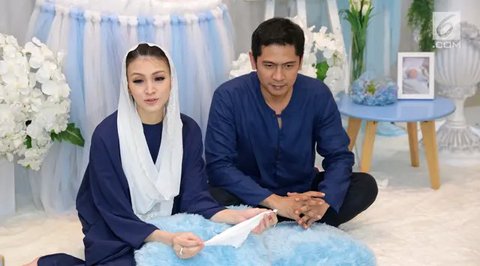 "Alhamdulillah jadi bertepatan dengan hari ke 7 (kelahiran Farvaiz) kita melaksanakan akikah sekaligus syukuran supaya cepet di doain juga," kata Donita usai acara. (Adrian Putra/Bintang.com)