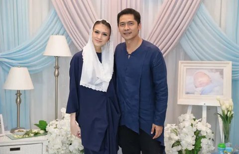 "Alhamdulillah jadi bertepatan dengan hari ke 7 (kelahiran Farvaiz) kita melaksanakan akikah sekaligus syukuran supaya cepet di doain juga," kata Donita usai acara. (Adrian Putra/Bintang.com)