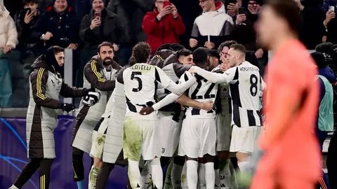 Para pemain Juventus melakukan selebrasi saat melawan Manchester City pada pertandingan keenam Liga Champions 2024/2025 di stadion Allianz, Turin, Italia pada Rabu 11 Desember 2024 waktu setempat atau Kamis 12 Desember 2024 dini hari Waktu Indonesia Barat. (Marco BERTORELLO/AFP)