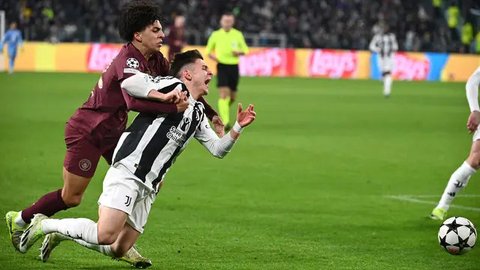 Di babak kedua, The Citizens tampil dominan dalam penguasaan bola. Meski demikian, Juventus tampil lebih banyak mengancam barisan pertahanan Manchester City. (Isabella BONOTTO/AFP)