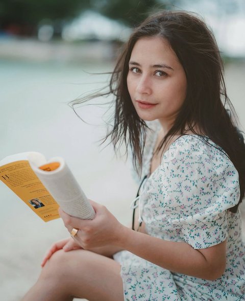 Pesona Pantai dan Buku Favorit, Prilly Latuconsina Pikat Ribuan Penggemar