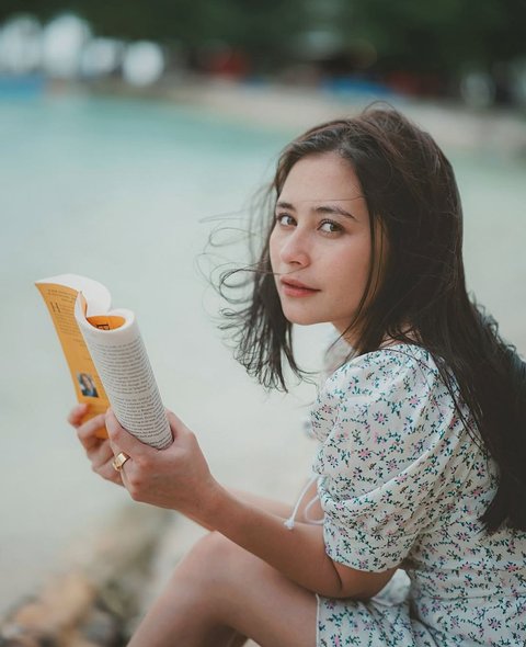 Pesona Pantai dan Buku Favorit, Prilly Latuconsina Pikat Ribuan Penggemar