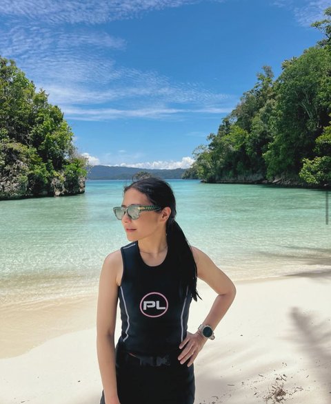 Pesona Pantai dan Buku Favorit, Prilly Latuconsina Pikat Ribuan Penggemar