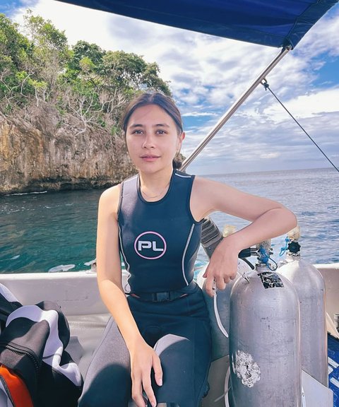 Pesona Pantai dan Buku Favorit, Prilly Latuconsina Pikat Ribuan Penggemar
