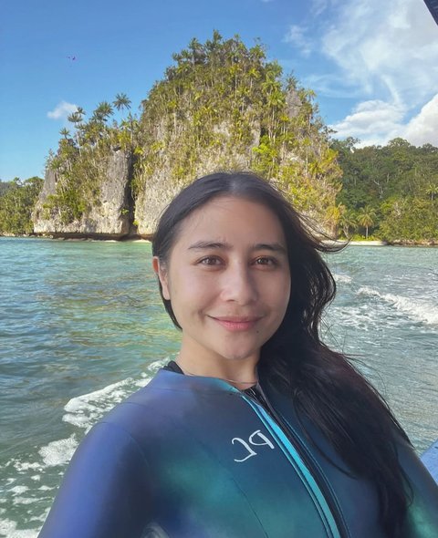 Pesona Pantai dan Buku Favorit, Prilly Latuconsina Pikat Ribuan Penggemar