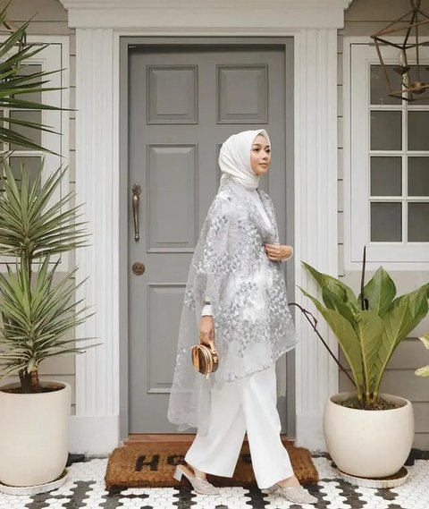 Mulai dari Dinda Hauw hingga Citra Kirana, berikut OOTD blazer casual hijab yang bisa jadi inspirasi.@ayudiac.