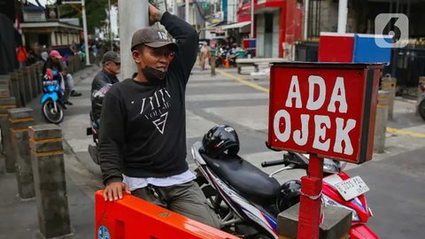 Pengemudi ojek pangkalan saat menunggu penumpang di Jakarta, Rabu (11/12/2024). (Liputan6.com/Angga Yuniar)