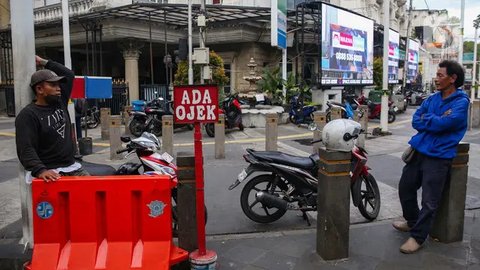 Pemerintah sedang mengkaji mekanisme agar pelaku Usaha Mikro Kecil dan Menengah (UMKM), termasuk pengemudi ojek online (ojol), tetap dapat menggunakan Bahan Bakar Minyak (BBM) subsidi secara langsung, tanpa melalui bantuan langsung tunai (BLT). (Liputan6.com/Angga Yuniar)