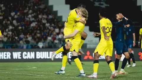 Fergus Tierney mencetak gol kedua Timnas Malaysia saat bermain imbang 2-2 melawan Kamboja di laga pertama Grup A Piala AFF 2024 di Olympic Stadium, Phnom Penh, Minggu (8/12/2024). (Bola.co