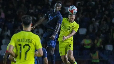 Fergus Tierney mencetak gol kedua Timnas Malaysia saat bermain imbang 2-2 melawan Kamboja di laga pertama Grup A Piala AFF 2024 di Olympic Stadium, Phnom Penh, Minggu (8/12/2024). (Bola.co