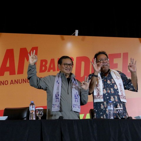 Calon Gubernur dan Calon Wakil Gubernur DKI Jakarta nomor urut 3, Pramono Anung-Rano Karno (kanan) memberikan tanggapan terkait hasil hitung cepat atau quick count Pilkada Jakarta 2024.
