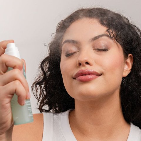 7 Tips Makeup Wanita Musim Dingin yang Bikin Wajah Tetap Glowing dan Tahan Lama!