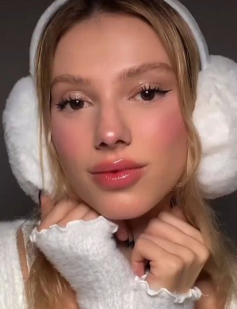 7 Tips Makeup Wanita Musim Dingin yang Bikin Wajah Tetap Glowing dan Tahan Lama!