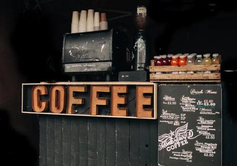Ilustrasi segelas kopi. (Image by onlyyouqj on Freepik)