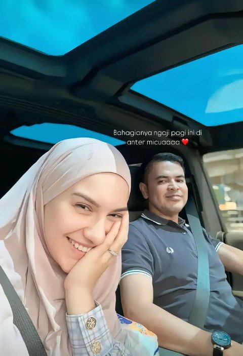 Irish tampak serasi dengan suaminya yang juga mengenakan jaket berwarna serupa. Keduanya tampak menikmati momen bersama dengan suasana yang sederhana namun hangat. (Liputan6.com/IG/@haldy_sab