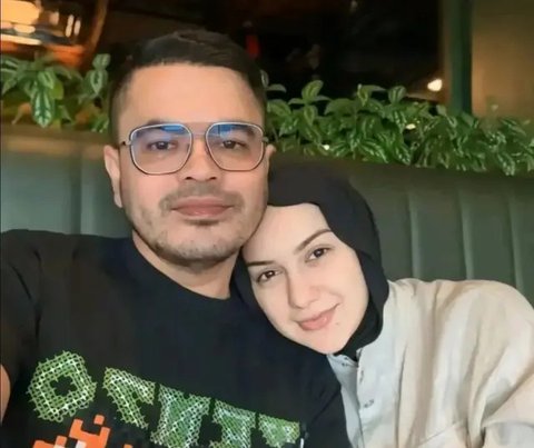 Irish tampak serasi dengan suaminya yang juga mengenakan jaket berwarna serupa. Keduanya tampak menikmati momen bersama dengan suasana yang sederhana namun hangat. (Liputan6.com/IG/@haldy_sab