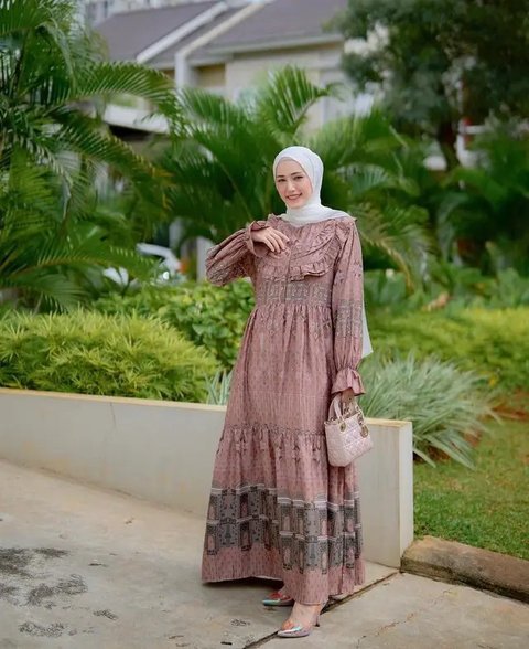 Mulai dari Dinda Hauw hingga Citra Kirana, berikut OOTD blazer casual hijab yang bisa jadi inspirasi.@ayudiac.