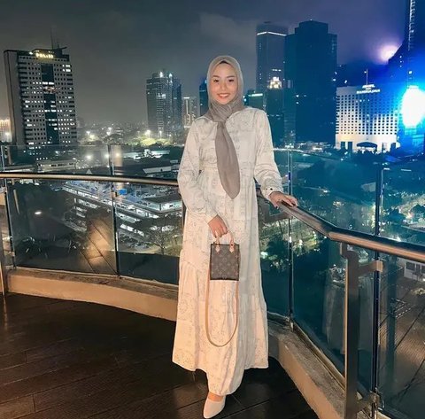 Mulai dari Dinda Hauw hingga Citra Kirana, berikut OOTD blazer casual hijab yang bisa jadi inspirasi.@ayudiac.