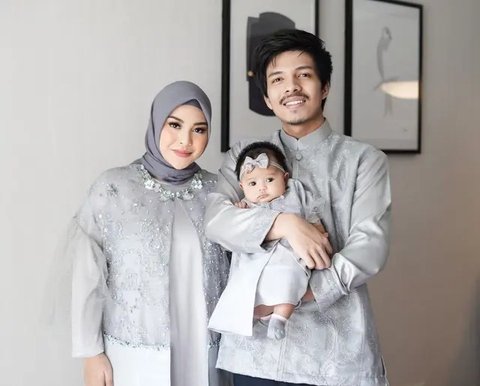 Mulai dari Dinda Hauw hingga Citra Kirana, berikut OOTD blazer casual hijab yang bisa jadi inspirasi.@ayudiac.