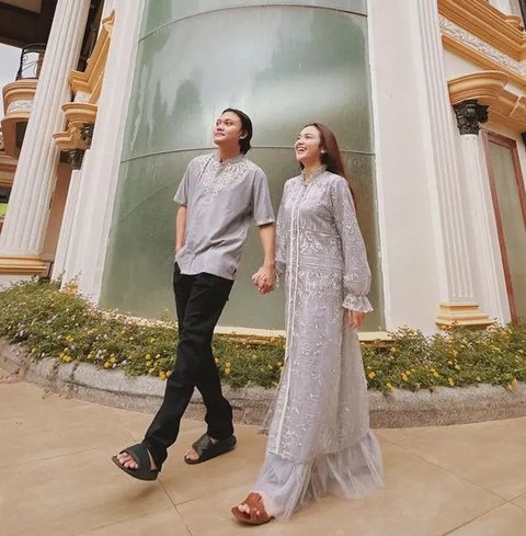 Mulai dari Dinda Hauw hingga Citra Kirana, berikut OOTD blazer casual hijab yang bisa jadi inspirasi.@ayudiac.