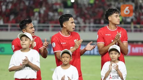 Pemain Timnas Indonesia, Marselino Ferdinan berusaha melewati sejumlah pemain Laos pada laga lanjutan Grup B Piala AFF 2024 di Stadion Manahan, Solo, Jawa Tengah, Kamis (12/12/2024). (Bola