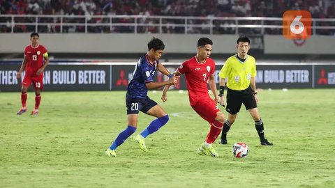Pemain Timnas Indonesia, Marselino Ferdinan berusaha melewati sejumlah pemain Laos pada laga lanjutan Grup B Piala AFF 2024 di Stadion Manahan, Solo, Jawa Tengah, Kamis (12/12/2024). (Bola