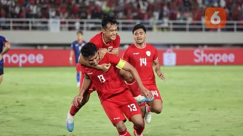 Pemain Timnas Indonesia, Pratama Arhan, Marselino Ferdinan, dan Rafael Struick saat laga lanjutan Grup B Piala AFF 2024 melawan Laos di Stadion Manahan, Solo, Jawa Tengah, Kamis (12/1