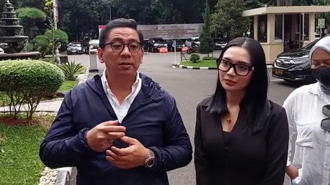 Wika Salim dan Sandy Arifin di Polda Metro Jaya, Rabu (4/12/2024). (Dok. via M. Altaf Jauhar)