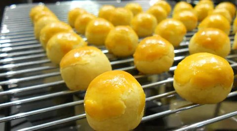 illustrasi nastar mini dalam toples copyright/ai generated