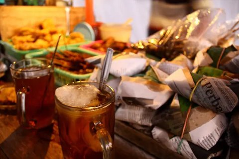 Contohnya di daerah Gunung Kidul, Sleman, Jogjakarta banyak ditemui penjual belalang goreng di pinggir jalan.