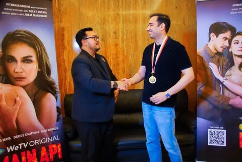 Memasuki episode ketiga, serial Main Api yang dibintangi Luna Maya dan Darius Sinathrya trending di 32 negara kemudian diganjar rekor MURI, pekan ini. (Foto: Dok. Tim Hitmaker Studios)