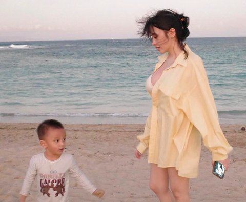 Perjalanan hidupnya sempat terfokus pada rumah tangga setelah menikah. Namun, takdir berkata lain dengan perceraiannya yang sempat menjadi sorotan publik akibat dugaan perselingkuhan.