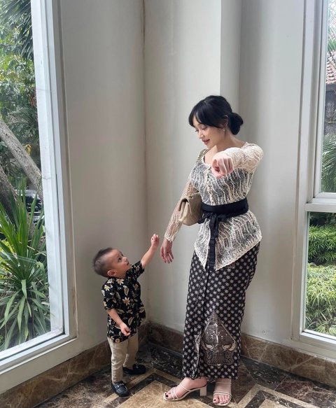 Meskipun mengalami perceraian, Amanda tetap tampil sebagai ibu yang kuat dan penuh perhatian kepada anaknya.