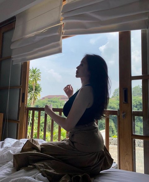 Kehadiran Jefri Nichol dalam hidupnya menjadi sorotan publik. Interaksi manis mereka, termasuk momen Jefri menerbangkan drone dengan membawa kado, membuat warganet heboh.