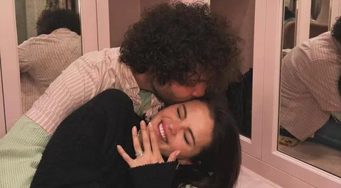 Selena Gomez dan Benny Blanco. (dok. Jordan Strauss/Invision for the Television Academy/AP Content Services)