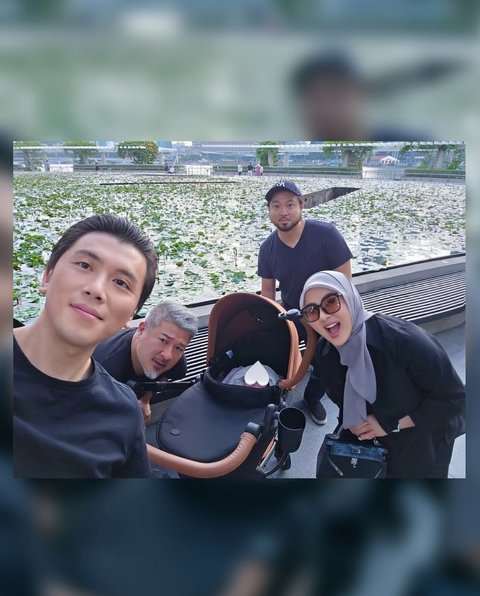 Potret Kompak Syahrini dan Reyno Barack Momong Anak di Singapura