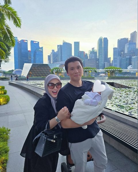 Potret Kompak Syahrini dan Reyno Barack Momong Anak di Singapura
