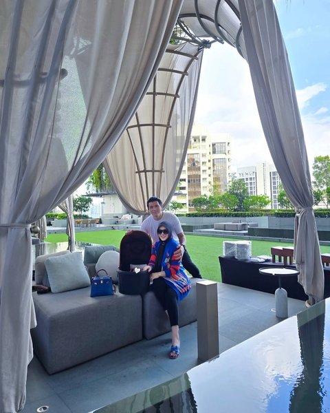 Potret Kompak Syahrini dan Reyno Barack Momong Anak di Singapura