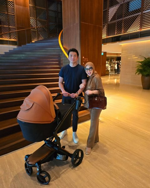 Potret Kompak Syahrini dan Reyno Barack Momong Anak di Singapura
