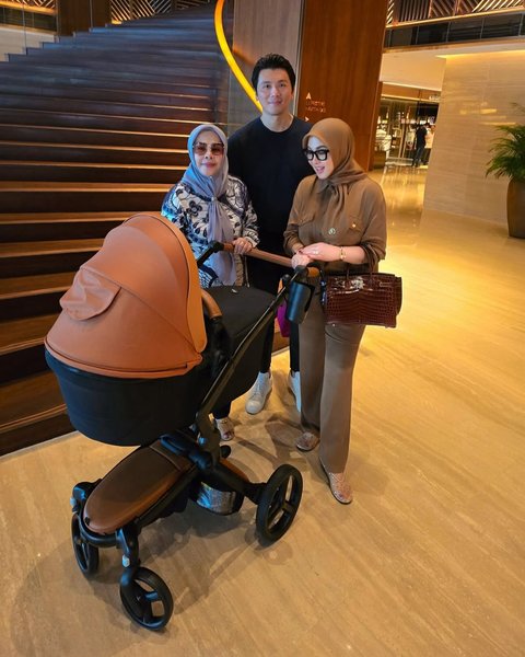 Potret Kompak Syahrini dan Reyno Barack Momong Anak di Singapura